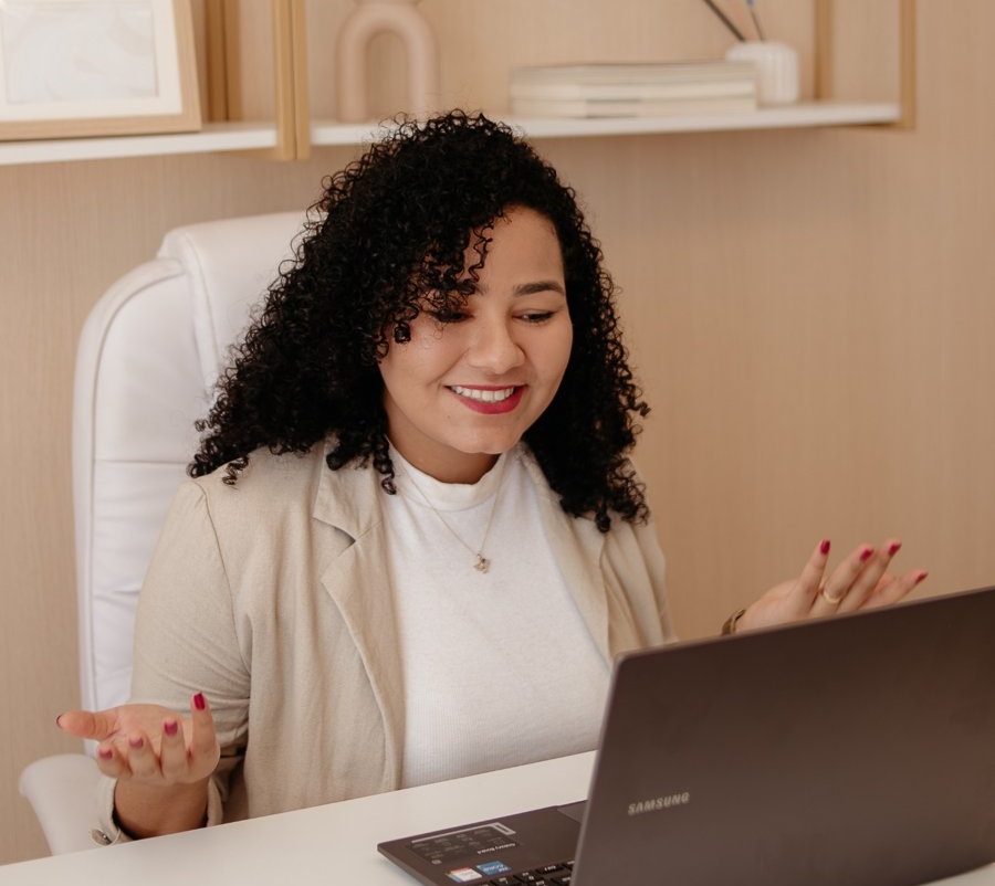 Jamile em atendimento online